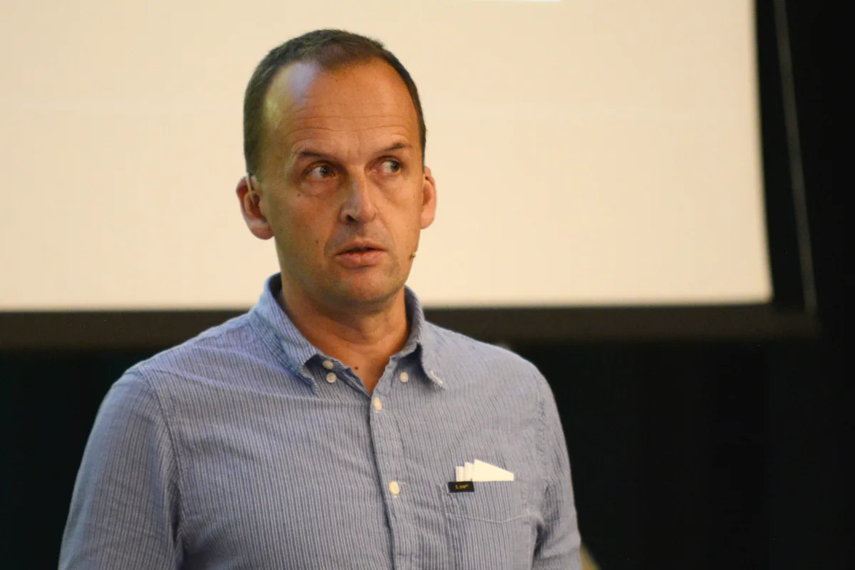 Martin Maletinsky glaubt nicht, dass die Schweiz ein Windland sei. Mann referiert an einem Podium
